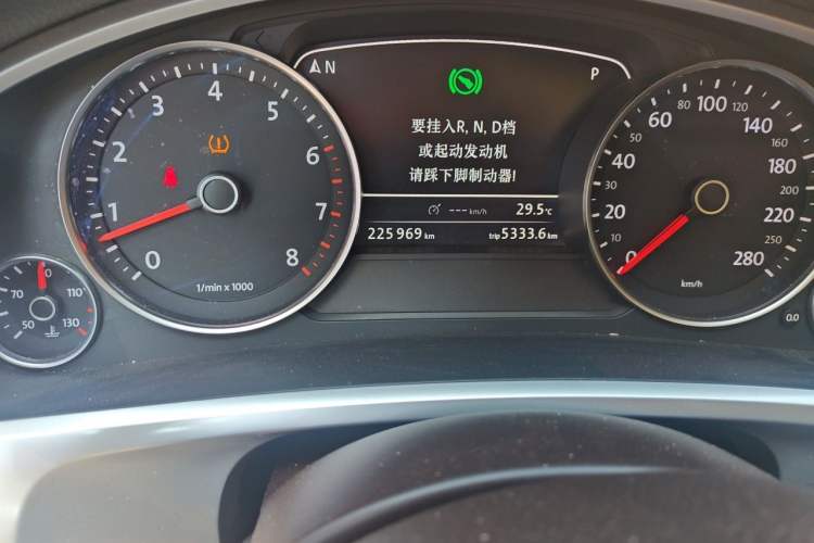 Used Volkswagen Touareg 2011 3.0 TSI Comfort Version Odometer Close Up