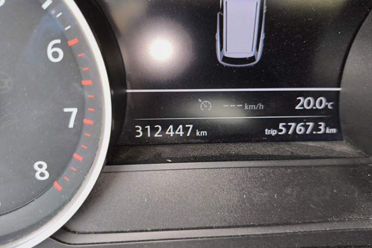 Used Volkswagen Touareg 2011 3.0 TSI Standard Version Odometer Close Up