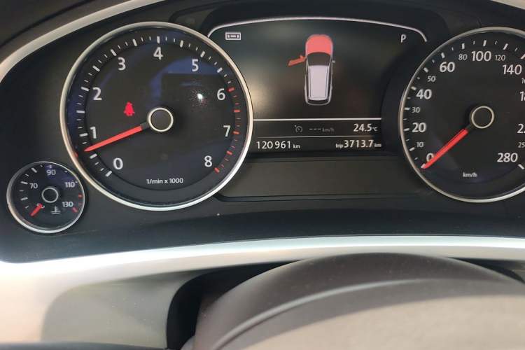 Used Volkswagen Touareg 2011 3.0 TSI Standard Version Odometer Close Up