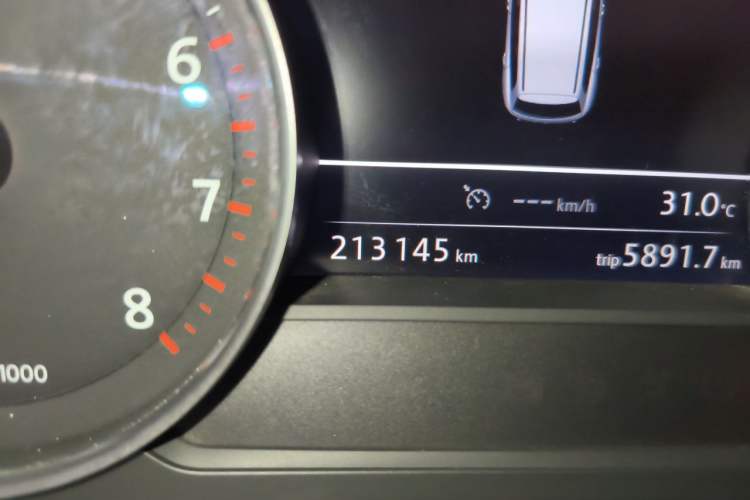 Used Volkswagen Touareg 2011 3.0 TSI High-End Version Odometer Close Up