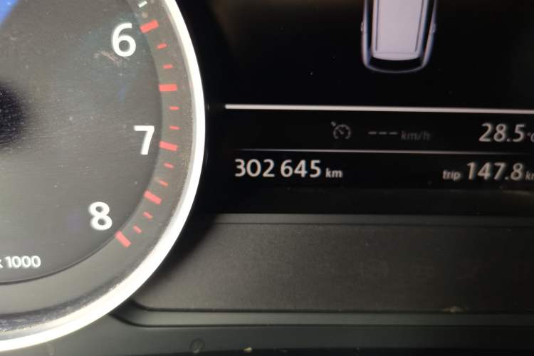 Used Volkswagen Touareg 2011 3.0 TSI Standard Version Odometer Close Up