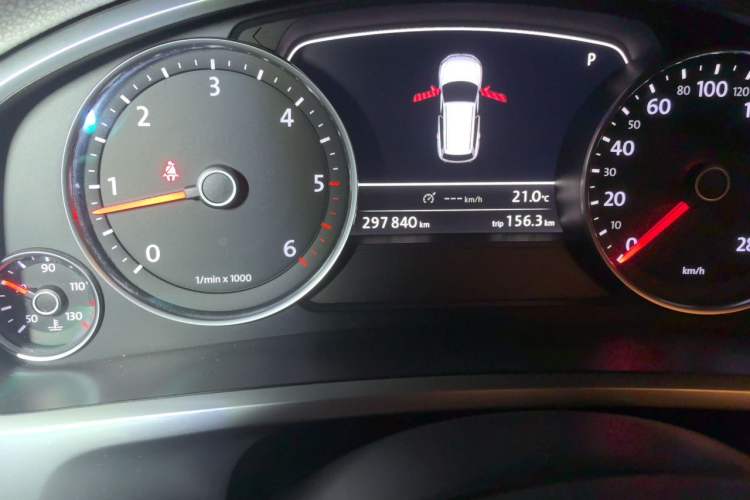 Used Volkswagen Touareg 2011 3.0 TDI Diesel Standard Version Odometer Close Up