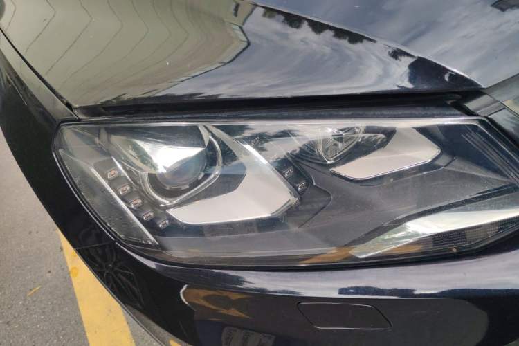 Used Volkswagen Touareg 2011 3.0 TSI Comfort Version Right Front Headlight
