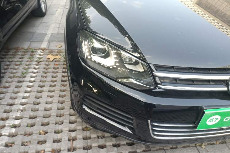 Used Volkswagen Touareg 2011 3.0 TDI Diesel Luxury Model Right Front Headlight