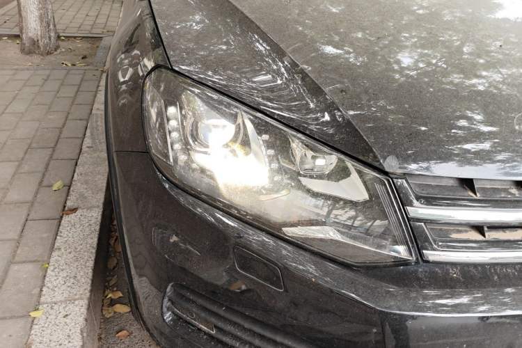 Used Volkswagen Touareg 2011 3.0 TSI Hybrid Right Front Headlight