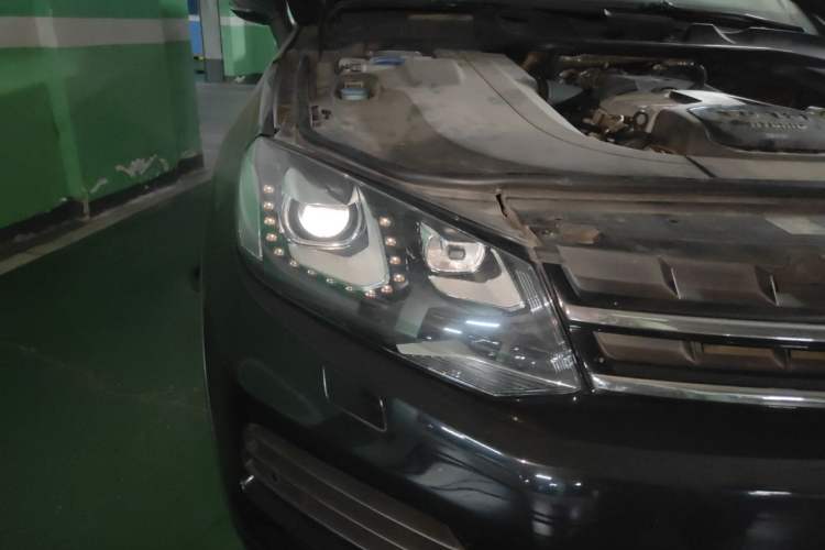 Used Volkswagen Touareg 2011 3.0 TSI Hybrid Right Front Headlight