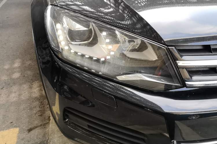 Used Volkswagen Touareg 2011 3.0 TSI Comfort Version Right Front Headlight