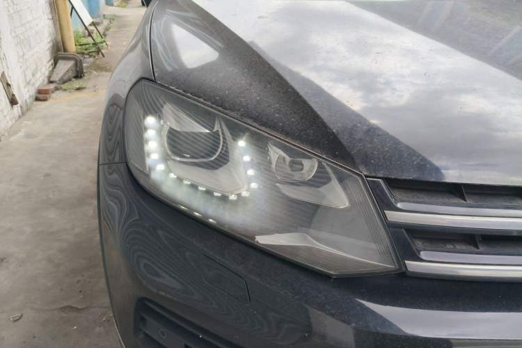 Used Volkswagen Touareg 2011 3.0 TSI Comfort Version Right Front Headlight
