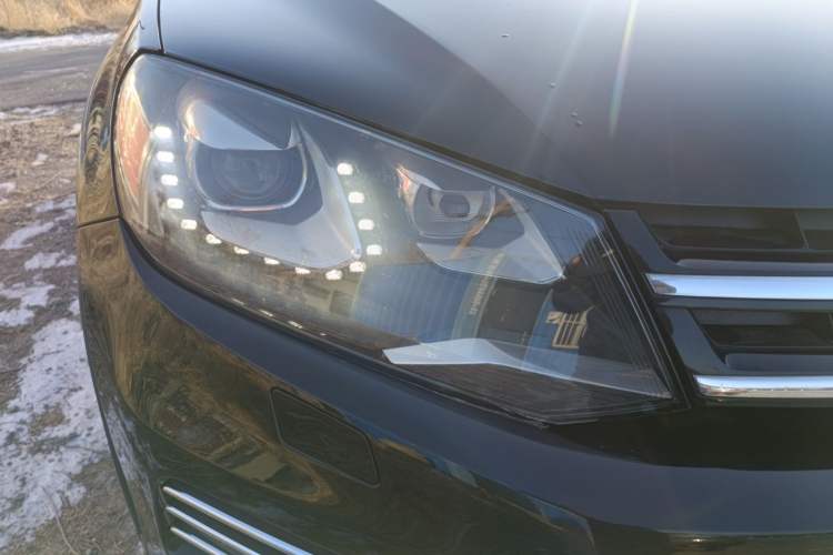 Used Volkswagen Touareg 2011 3.0 TSI Comfort Version Right Front Headlight