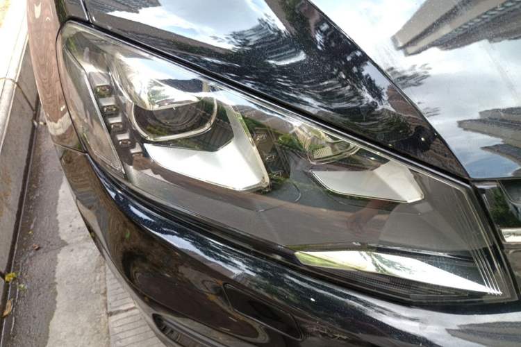 Used Volkswagen Touareg 2011 3.0 TSI High-End Version Right Front Headlight