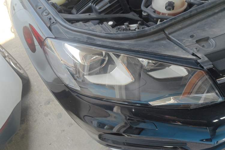 Used Volkswagen Touareg 2011 3.0 TSI High-End Version Right Front Headlight