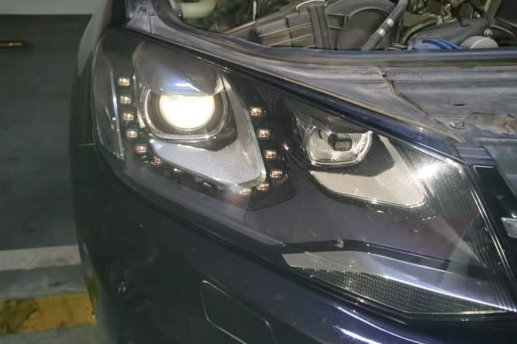 Used Volkswagen Touareg 2011 3.0 TSI Comfort Version Right Front Headlight