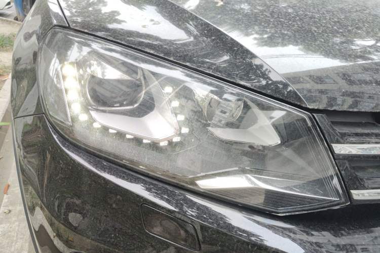 Used Volkswagen Touareg 2011 3.0 TSI High-End Version Right Front Headlight