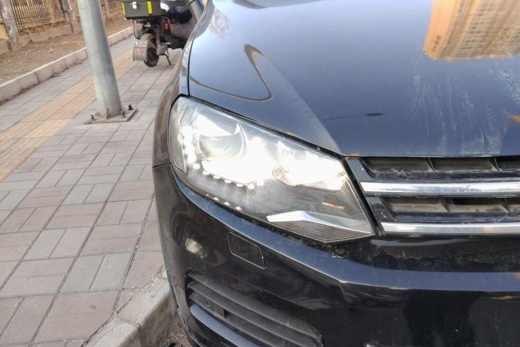 Used Volkswagen Touareg 2011 3.0 TSI High-End Version Right Front Headlight