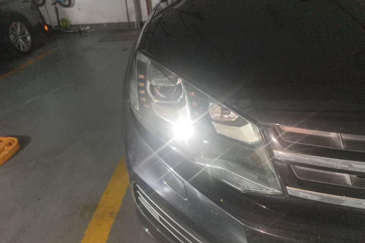 Used Volkswagen Touareg 2011 3.0 TSI High-End Version Right Front Headlight