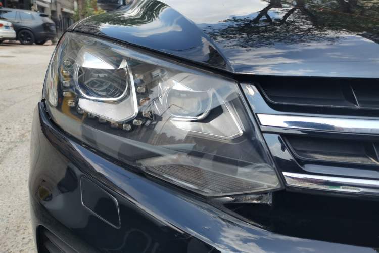 Used Volkswagen Touareg 2011 3.0 TSI Standard Version Right Front Headlight