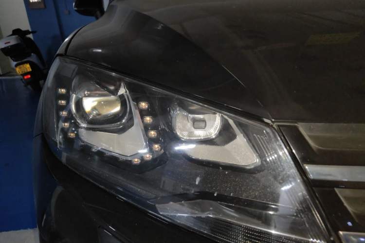 Used Volkswagen Touareg 2011 3.0 TSI Luxury Edition Right Front Headlight