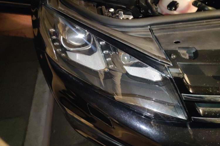 Used Volkswagen Touareg 2011 3.0 TSI High-End Version Right Front Headlight