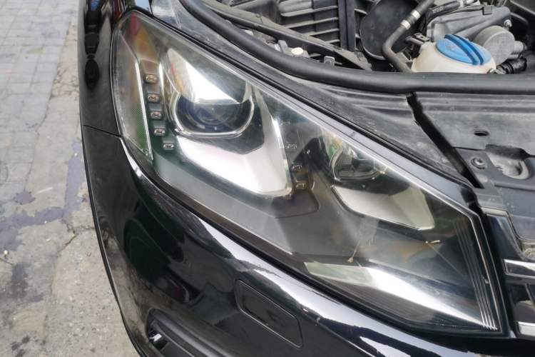 Used Volkswagen Touareg 2011 3.0 TSI Comfort Version Right Front Headlight