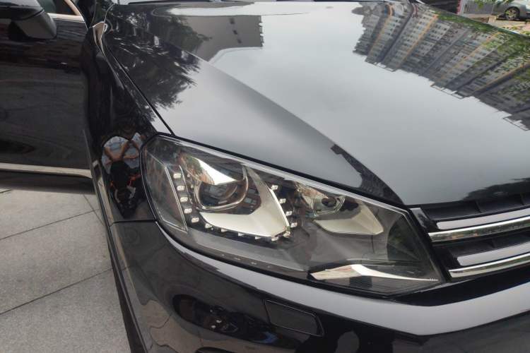 Used Volkswagen Touareg 2011 3.0 TSI Luxury Edition Right Front Headlight