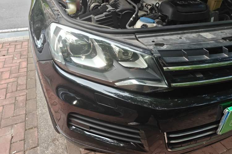 Used Volkswagen Touareg 2011 3.0 TSI High-End Version Right Front Headlight