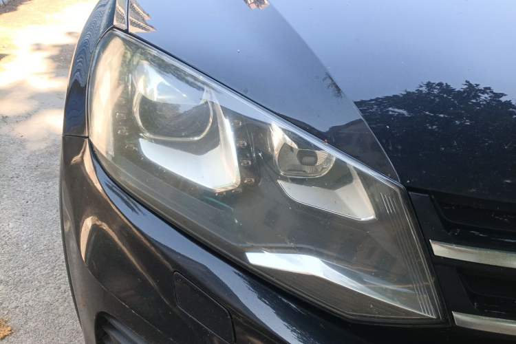 Used Volkswagen Touareg 2011 3.0 TSI Comfort Version Right Front Headlight