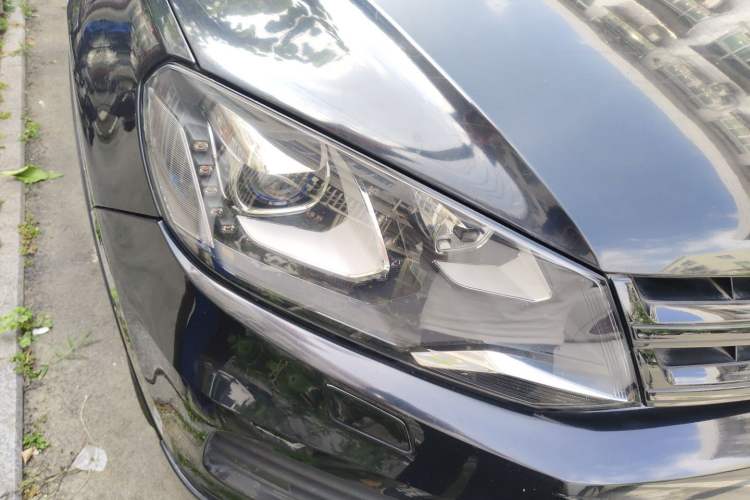 Used Volkswagen Touareg 2011 3.0 TSI High-End Version Right Front Headlight