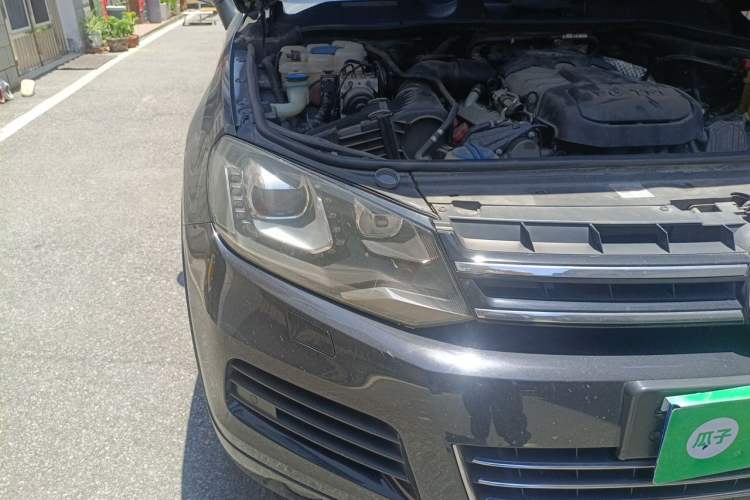 Used Volkswagen Touareg 2011 3.0 TSI Comfort Version Right Front Headlight