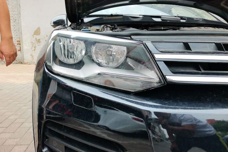 Used Volkswagen Touareg 2011 3.0 TSI Standard Version Right Front Headlight