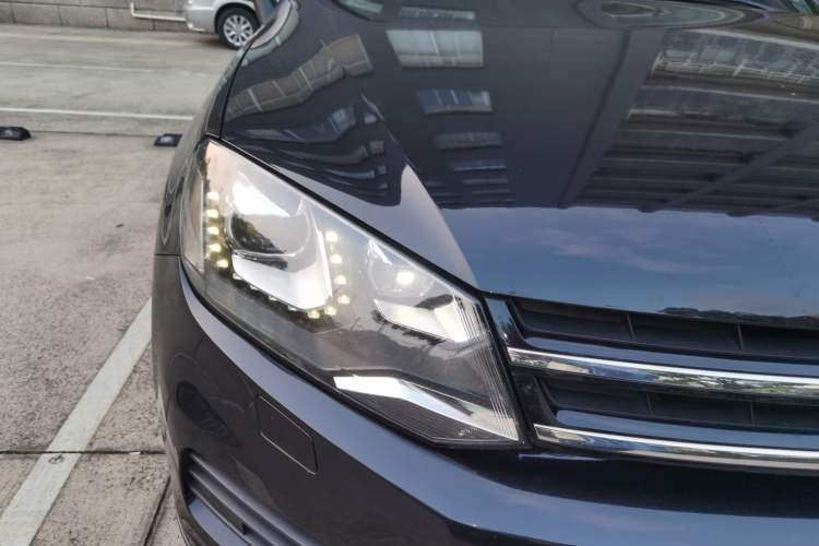 Used Volkswagen Touareg 2011 3.0 TSI Comfort Version Right Front Headlight