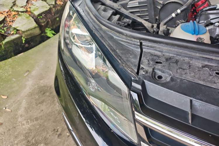 Used Volkswagen Touareg 2011 3.0 TSI High-End Version Right Front Headlight