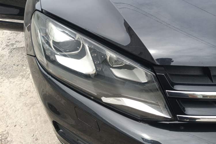 Used Volkswagen Touareg 2011 3.0 TSI Comfort Version Right Front Headlight
