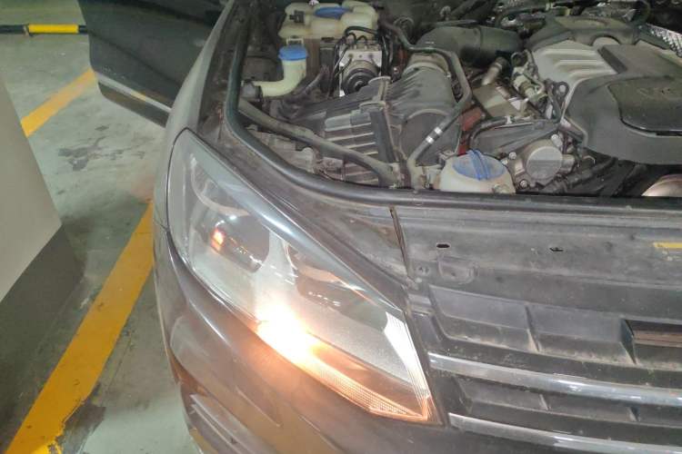 Used Volkswagen Touareg 2011 3.0 TSI Comfort Version Right Front Headlight