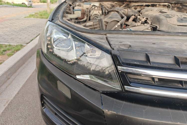 Used Volkswagen Touareg 2011 3.0 TSI Luxury Edition Right Front Headlight