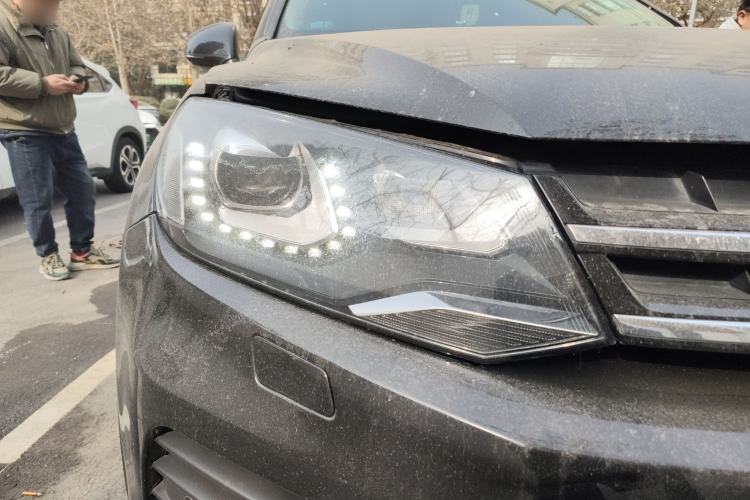 Used Volkswagen Touareg 2011 3.0 TSI Comfort Version Right Front Headlight