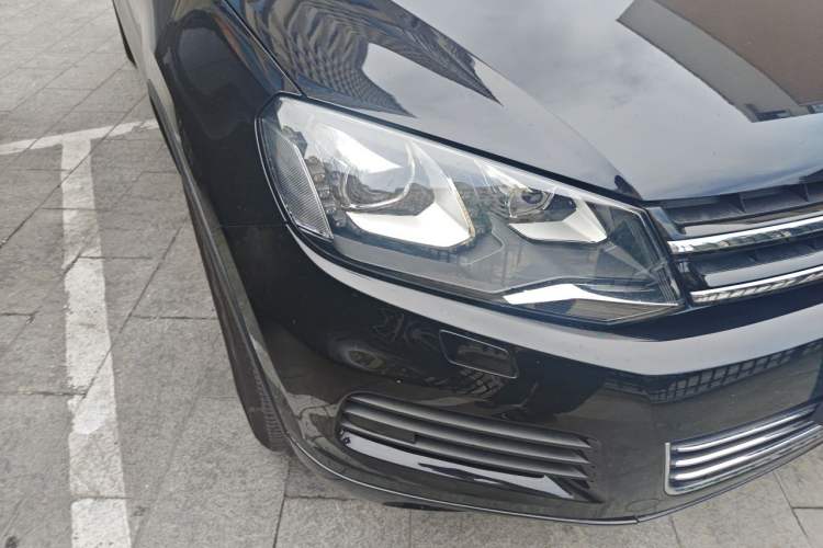 Used Volkswagen Touareg 2011 3.0 TSI High-End Version Right Front Headlight