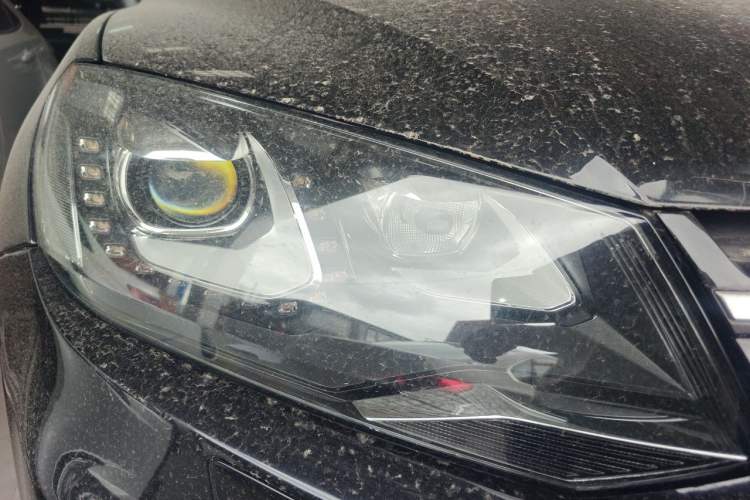 Used Volkswagen Touareg 2011 3.0 TSI Comfort Version Right Front Headlight