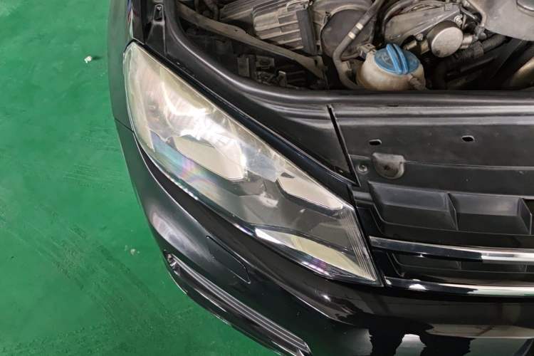 Used Volkswagen Touareg 2011 3.0 TSI High-End Version Right Front Headlight