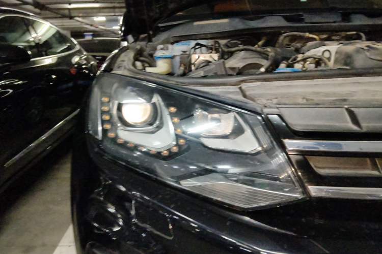 Used Volkswagen Touareg 2011 3.0 TSI Luxury Edition Right Front Headlight
