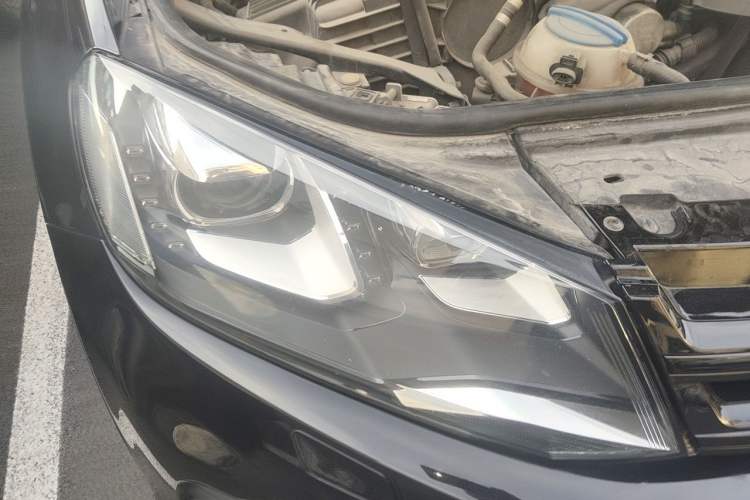 Used Volkswagen Touareg 2011 3.0 TSI High-End Version Right Front Headlight