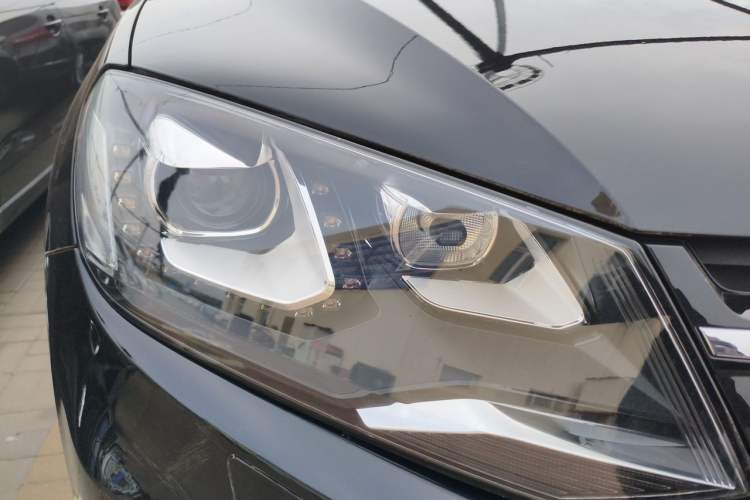 Used Volkswagen Touareg 2011 3.0 TSI High-End Version Right Front Headlight