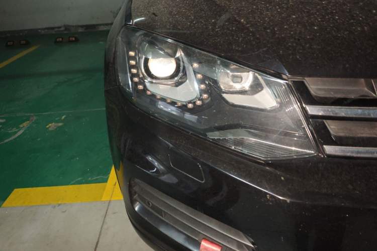 Used Volkswagen Touareg 2011 3.0 TSI Comfort Version Right Front Headlight