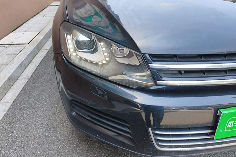 Used Volkswagen Touareg 2011 3.0 TSI High-End Version Right Front Headlight
