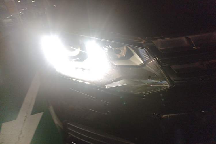 Used Volkswagen Touareg 2011 3.0 TSI Comfort Version Right Front Headlight