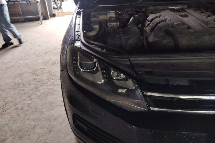 Used Volkswagen Touareg 2011 3.0 TDI Diesel Comfort Version Right Front Headlight