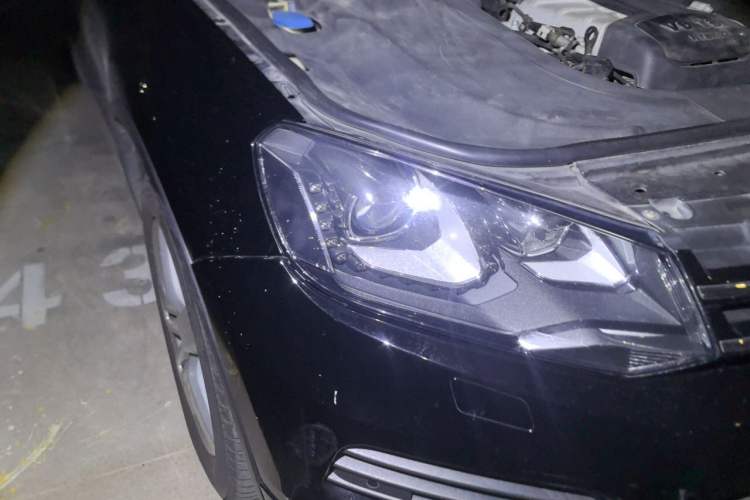 Used Volkswagen Touareg 2011 3.0 TSI Hybrid Right Front Headlight