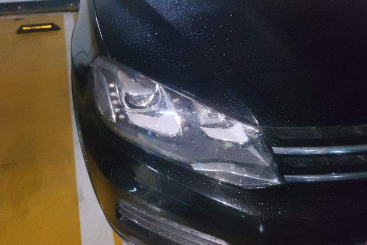 Used Volkswagen Touareg 2011 3.0 TSI High-End Version Right Front Headlight