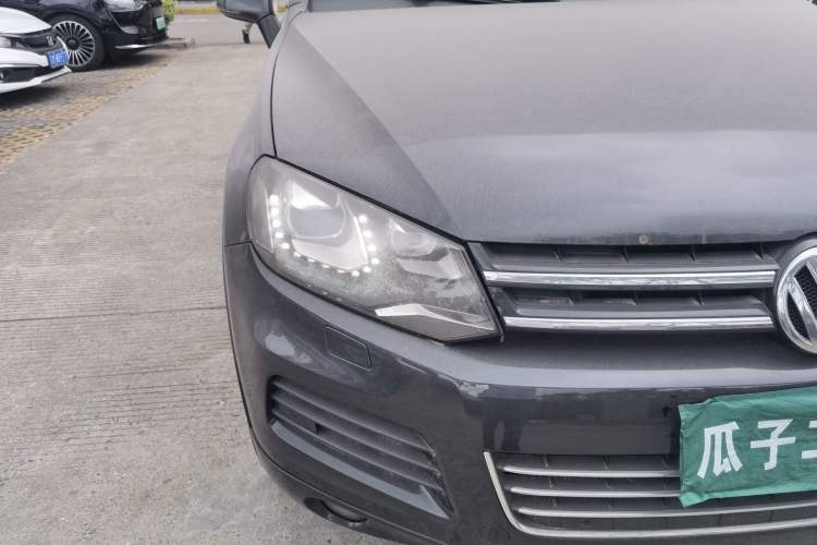 Used Volkswagen Touareg 2011 3.0 TSI Comfort Version Right Front Headlight