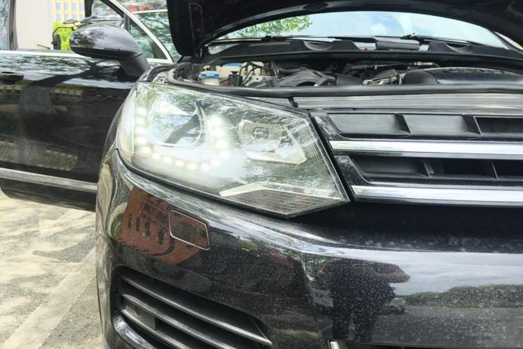 Used Volkswagen Touareg 2011 3.0 TSI Comfort Version Right Front Headlight