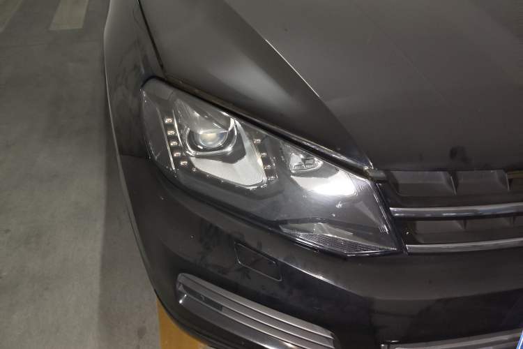 Used Volkswagen Touareg 2011 3.0 TSI Comfort Version Right Front Headlight